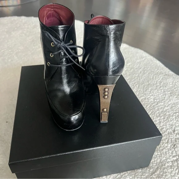 CHANEL Lacets Black Leather Lace Up Round Toe Ankle Boots - SIZE 39.5 - Picture 13 of 13